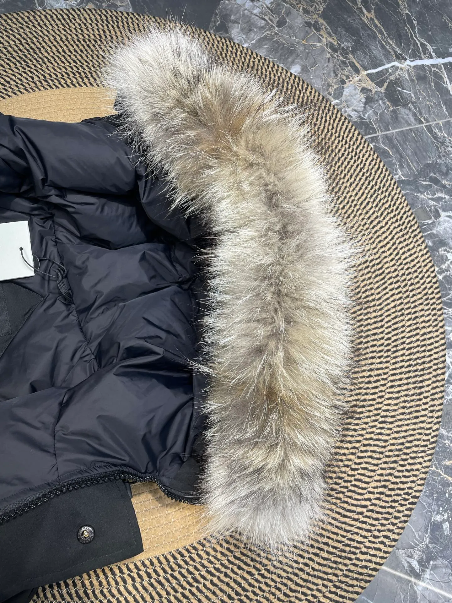 P780 high-end version Canada Goose Canada Goose #Chilliwack 7999M bomber jacket short down jacket/01 model #Men and Women Same Style# ➖ Genuine synchronous anti-counterfeiting chip sensor! ➖ Imported 21S polyester-cotton blended original fabric [last year’s 16S/18S hard fabrics have been completely eliminated, this year all use 21S genuine synchronous fabrics, the soft mid-strap feels delicate and textured], genuine synchronous Feather-Light 10D waterproof coating fabric, made of 84.5 polyester fiber and 15.5 cotton, 100% the best feel in the entire network! ➖ The genuine official website is synchronized with the national standard 80 white duck down, you can check the official website customer service, there will never be a series of misleading claims such as 90 down or goose down! ➖ Using the best nylon lining with double double-layer sealing design, velvet-proof No. 7 needle + grid-filled down ready-made garments, there is 100% no so-called velvet running! ➖ The cuffs are designed with thickened seamless threads, and the collar and pockets are lined with top-quality polar fleece to keep you warm and comfortable! ➖ Yoshida YKK provides original custom-made electroplated sliders. YKK two-way lockable zippers are tight and smooth and will not peel off paint! ➖ 3M composite guarantees that the Velcro is the same as the original, durable, and all accessories and hardware are custom-made! ➖ Imported BEHRINGER embroidery machine to customize the 10,000-needle embroidery logo, 98% of which can be reproduced to restore the original logo. You can check and compare on the official website! ➖ The fur collars are all made of large pieces of Western Canadian blue wolf hide, ensuring that each fur collar is 13-15cm wide!   Size:XS-XXL